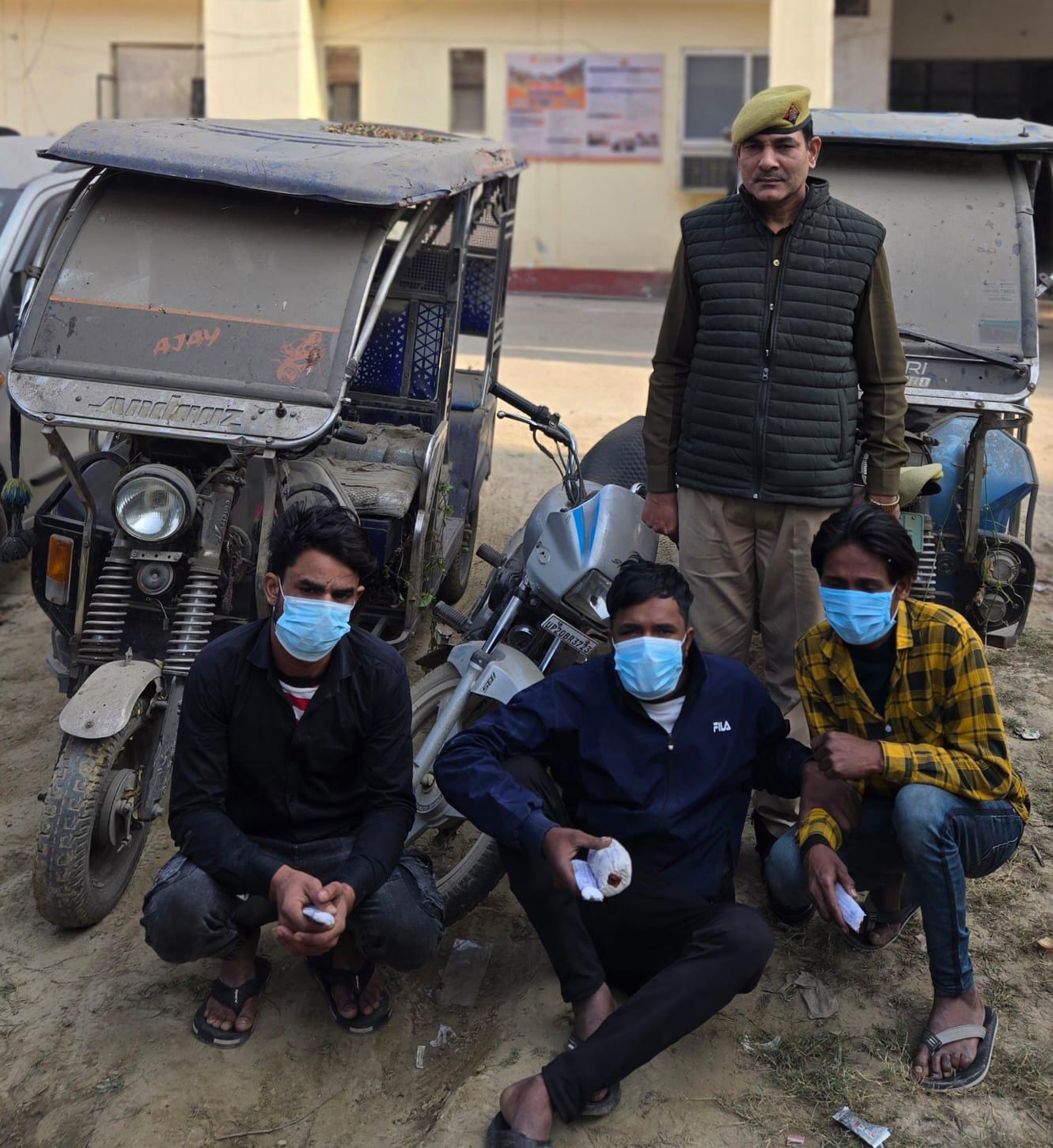 नोएडा में वाहन और मोबाइल चोर गिरोह का भंडाफोड़, 3 ई-रिक्शा, मोटरसाइकिल और 11 मोबाइल बरामद