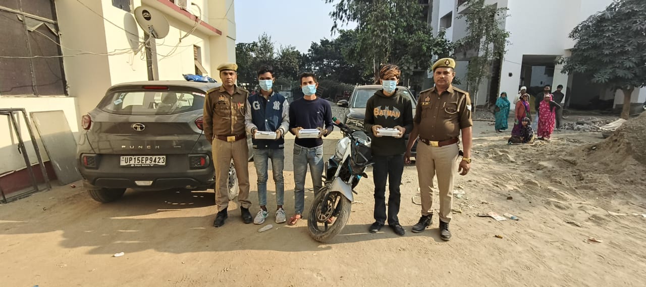 नोएडा-ग्रेटर नोएडा पुलिस ने 19 शातिर बदमाशों को किया गिरफ्तार, बरामद अवैध हथियार, गांजा और शराब