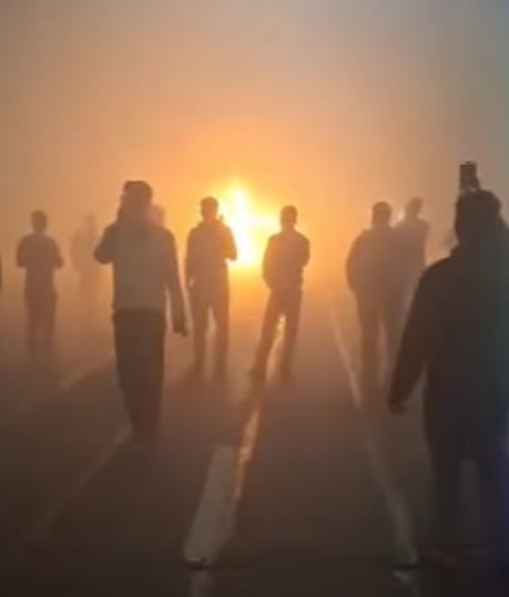 नोएडा एक्सप्रेसवे पर चलती कार बनी आग का गोला, चालक ने कूदकर बचाई जान