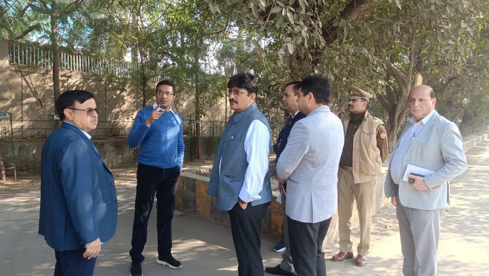 नोएडा प्राधिकरण के सीईओ ने कालिंदी कुंज मार्ग से अवैध होर्डिंग्स और बोर्ड हटाने के दिए निर्देश