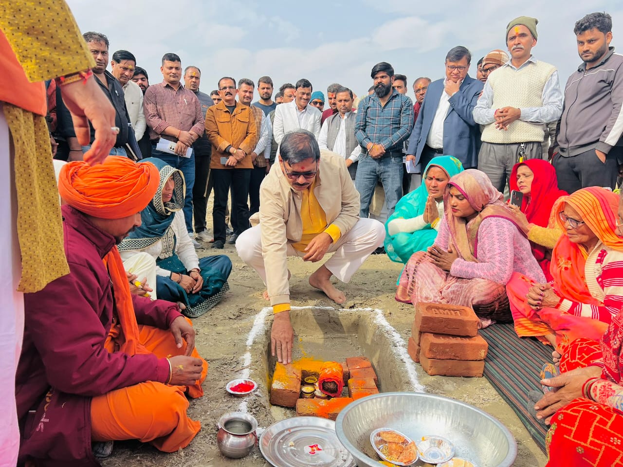 नोएडा: ग्राम धनौरी में 5.50 करोड़ की गौशाला का भूमि पूजन, जेवर विधायक धीरेन्द्र सिंह ने किया उद्घाटन