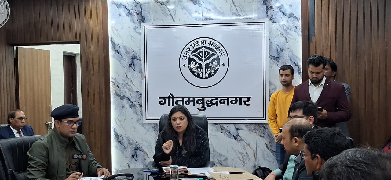 नोएडा DM मेधा रूपम ने क्लब-होटल प्रबंधकों को पढ़ाया सुरक्षा नियमों का पाठ; अग्निशमन, इमरजेंसी एग्जिट और भीड़ नियंत्रण पर सख्त निर्देश