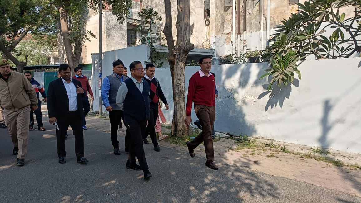 नोएडा: CEO डॉ. लोकेश एम ने फ्लैट व श्रमिक कुंज भवनों का निरीक्षण कर पुनर्निर्माण रिपोर्ट तैयार करने के दिए निर्देश
