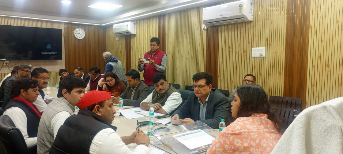नोएडा: जिलाधिकारी मेधा रूपम ने विशेष प्रगाढ़ पुनरीक्षण पर राजनीतिक दलों के साथ की बैठक