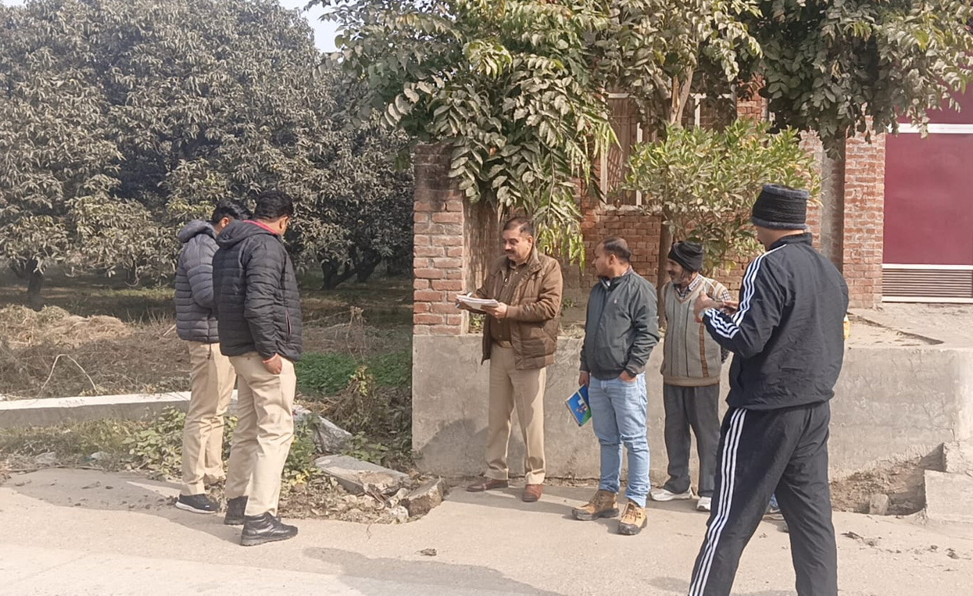 शामली के भैंसवाल गांव में अज्ञात ट्रक ने विद्युत पोलों को मारी टक्कर, बड़ा हादसा टला