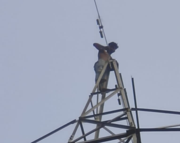 हाईटेंशन खंभे पर चढ़ा सिरफिरा आशिक, घंटों चला ड्रामा, प्रेमिका को बुलाने पर अड़ा रहा युवक