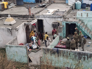 चंदौली में हाईवे के साइनबोर्ड से लटका मिला युवक का शव