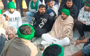 मेरठः किसानों का काशी टोल प्लाजा पर हंगामा—गंदे पानी व बदसलूकी के खिलाफ भाकियू का धरना