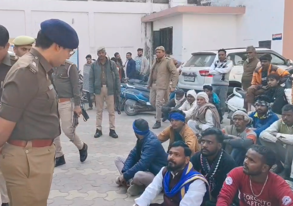 मुजफ्फरनगर: नाबालिग दलित किशोरी की बरामदगी को लेकर कोतवाली पर प्रदर्शन, दी 48 घंटे की मोहलत