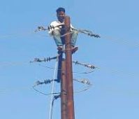 सोनभद्र: “लाइनमैन का बग़ावत वाला कदम! नौकरी से निकाले जाने पर बिजली पोल पर चढ़ा