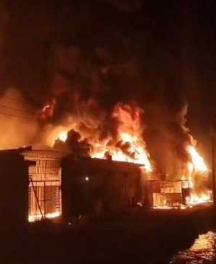 देहरादून - परफ्यूम फैक्ट्री में लगी भीषण आग..अफरा-तफरी का माहौल..लगातार हो रहे धमाके