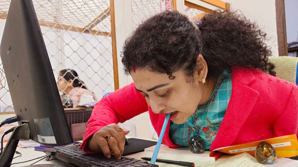 7 साल की उम्र में एक हाथ गंवाया, पर हिम्मत नहीं हारी: मुंह में पेन से कंप्यूटर चलाने वाली सोनल आज बैंक की असिस्टेंट मैनेजर