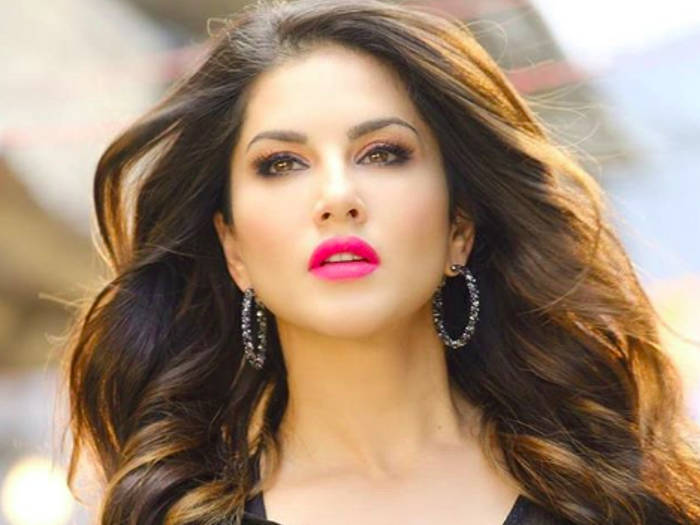 मथुरा में भारी विरोध के बाद सनी लियोनी का कार्यक्रम रद्द, संतों ने कहा- ब्रज में अश्लीलता स्वीकार नहीं