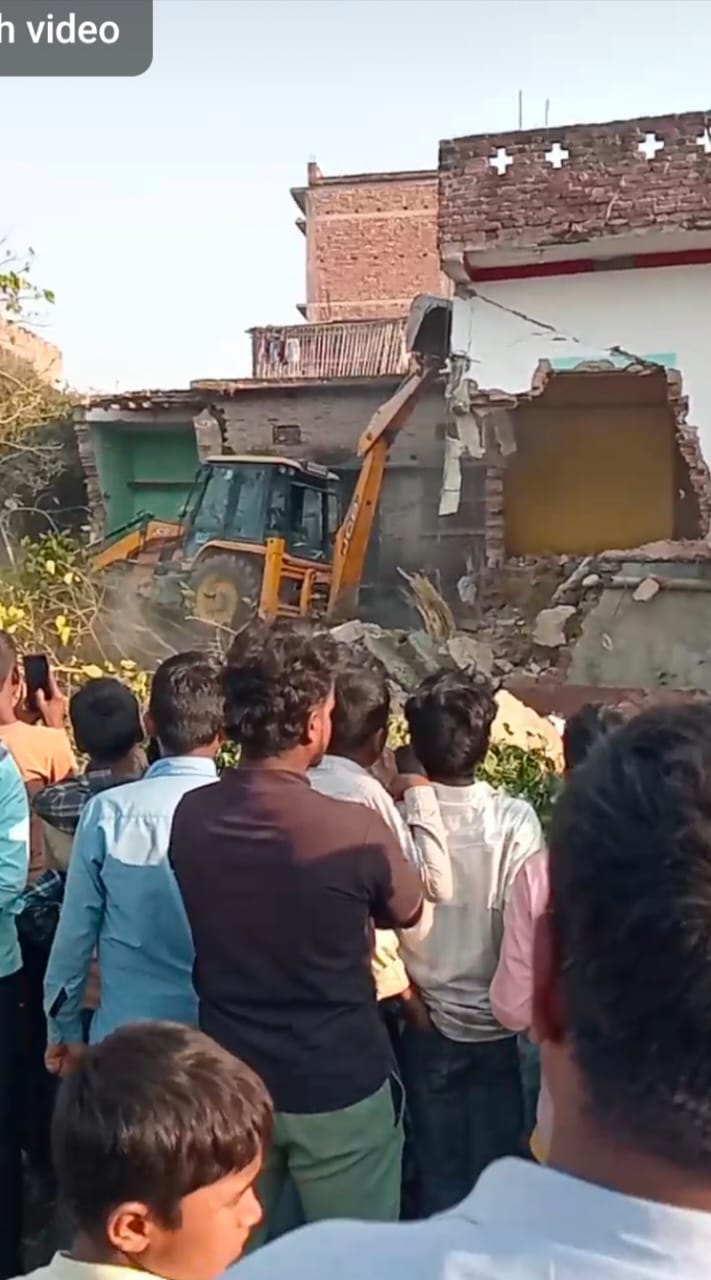 अतिक्रमण पर चला प्रशासन का बुलडोजर,60 घरों को तोड़ने मे लगी प्रशासन