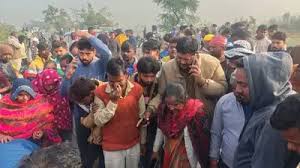 उन्नाव में  भीषण सड़क हादसा..डंपर-ऑटो की टक्कर में तीन की मौत, चार घायल