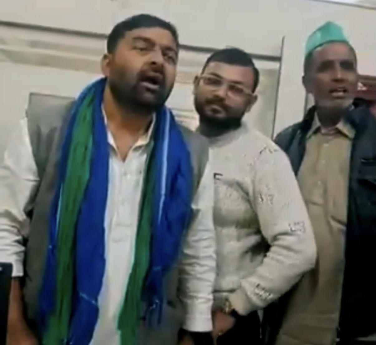 अमरोहा में बैंक के अंदर तांडव, किसान नेता पर बैंक मैनेजर से मारपीट का आरोप, मुकदमा दर्ज