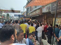 मेरठ सेंट्रल मार्केट: ध्वस्तीकरण के आदेश से व्यापारियों में तनाव, काले बैनर लगाकर विरोध