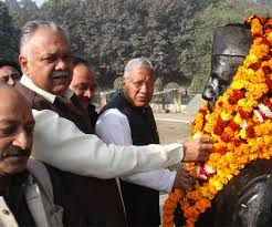 मेरठ में चौधरी चरण सिंह की जयंती पर सर्वदलीय श्रद्धांजलि, राजनीतिक दलों ने अलग-अलग अंदाज में किया नमन