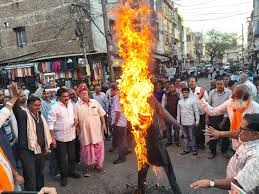 बांग्लादेश में हिंदुओं पर अत्याचार के खिलाफ फूटा गुस्सा: मेरठ में व्यापारियों ने फूंका मोहम्मद युनूस का पुतला