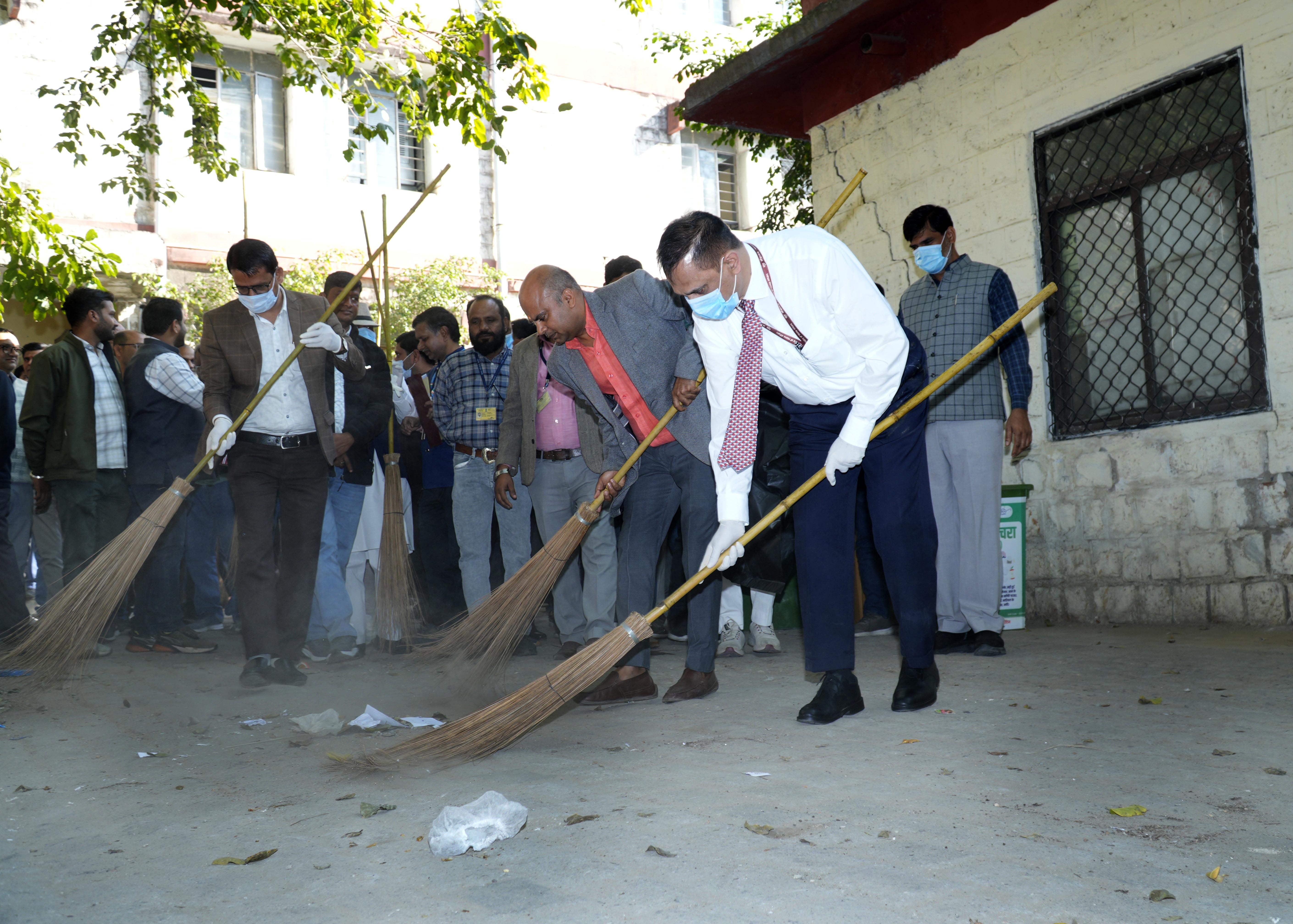 जयपुर: मुख्य सचिव सहित अधिकारी-कर्मचारियों ने सचिवालय में लगाई झाडू