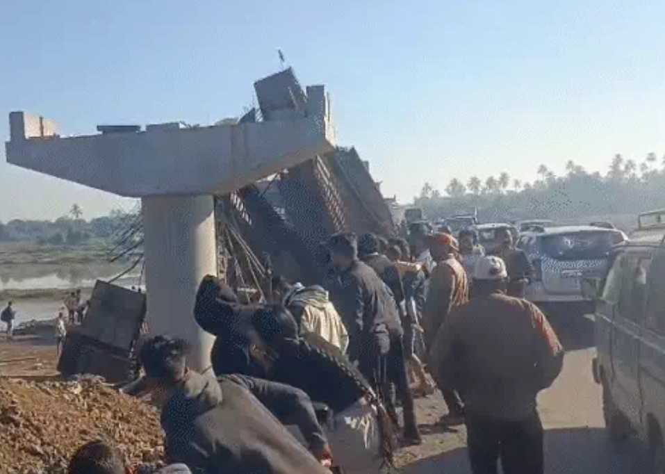 गुजरात: वलसाड़ में निर्माणाधीन ब्रिज का स्ट्रक्चर ढहा, चार श्रमिक घायल..अफरा-तफरी मची