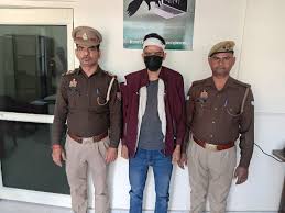 खाकी हुई शर्मसार: गाजियाबाद में कुंडल झपटकर भाग रहा पुलिस का सिपाही गिरफ्तार, भीड़ ने पकड़कर की धुनाई
