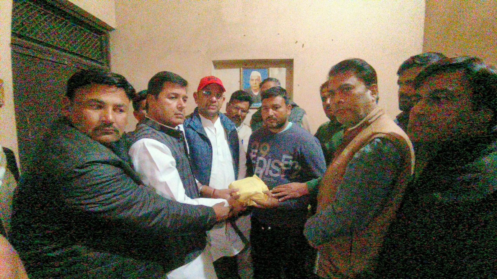 उज्जवल राणा प्रकरण: सपा विधायक पंकज मलिक ने पीड़ित परिवार को महापंचायत में घोषित 5 लाख रुपये की आर्थिक सहायता सौंपी