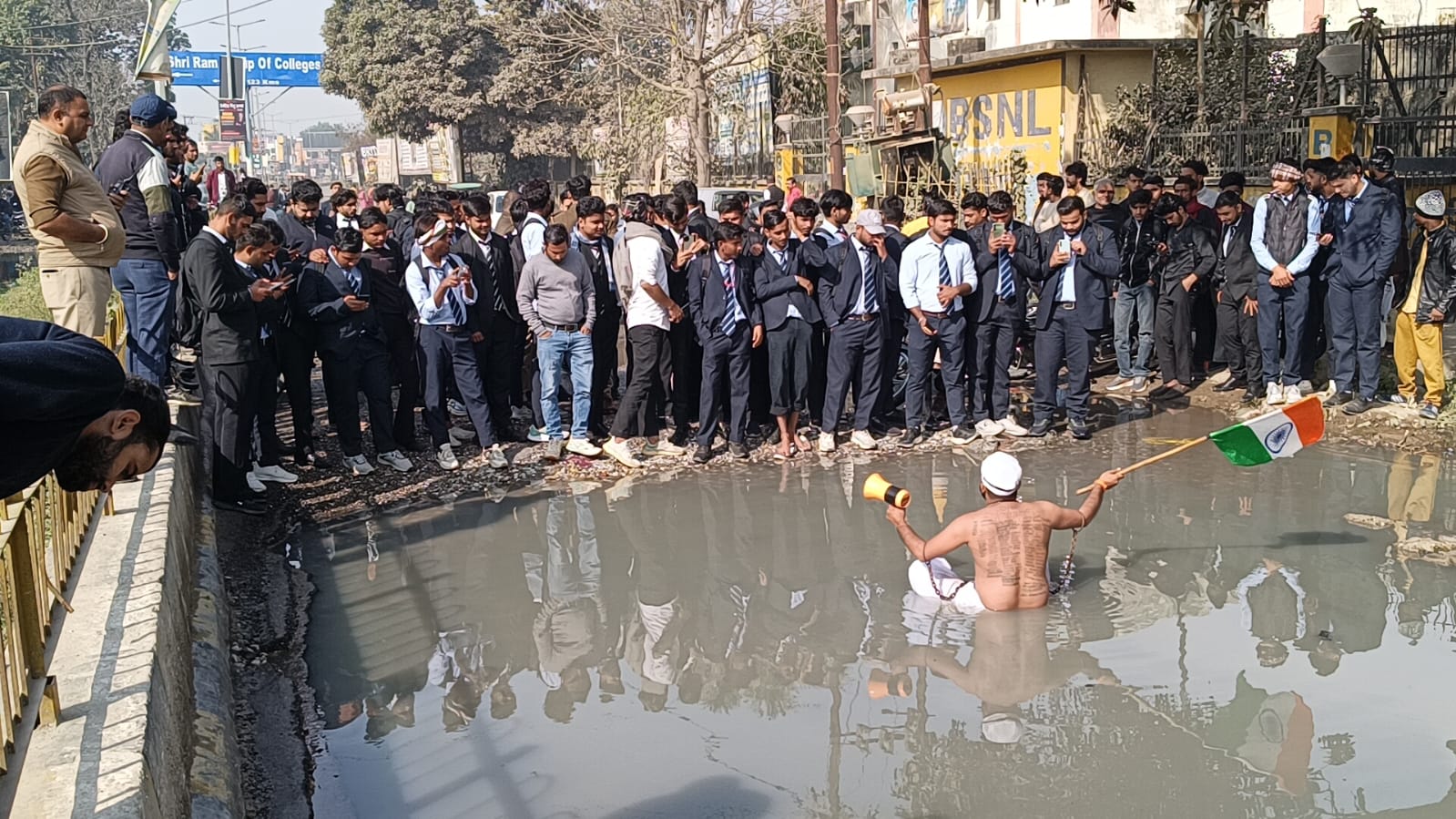 मुज़फ्फरनगर में प्रदर्शन: 'आज़ाद भारत के गुलाम' विजय हिंदुस्तानी ने जलभराव वाली सड़क पर ली जल समाधि