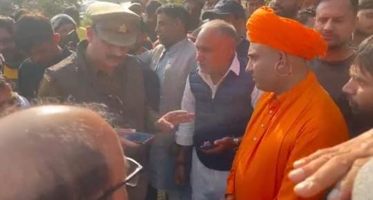 दुस्साहस: शामली में मनचले ने की लड़की को जबरन होटल में खींचने की कोशिश, कोतवाल पर भड़का ग्रामीणों का गुस्सा    