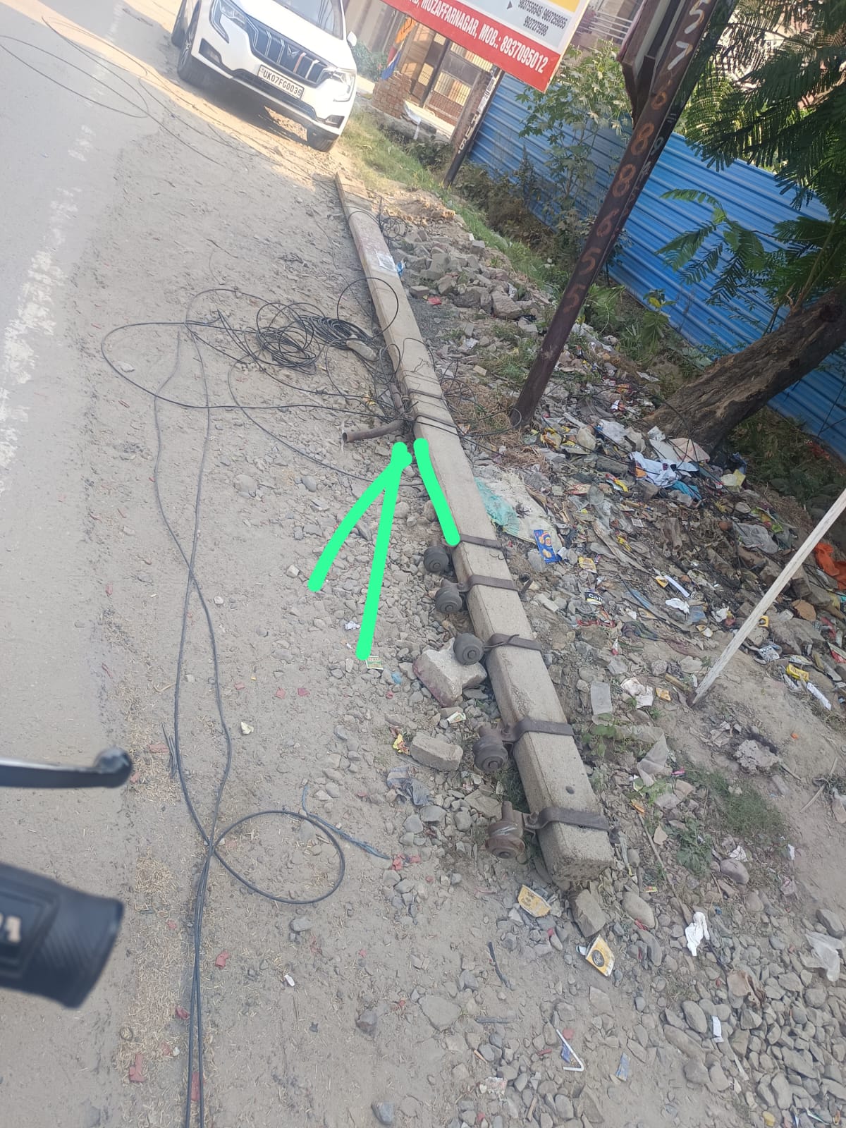 मुजफ्फरनगर में लिंक रोड पर बिजली विभाग की लापरवाही उजागर, पुराने खंभों के साथ नगरपालिका की लाइटें भी गायब