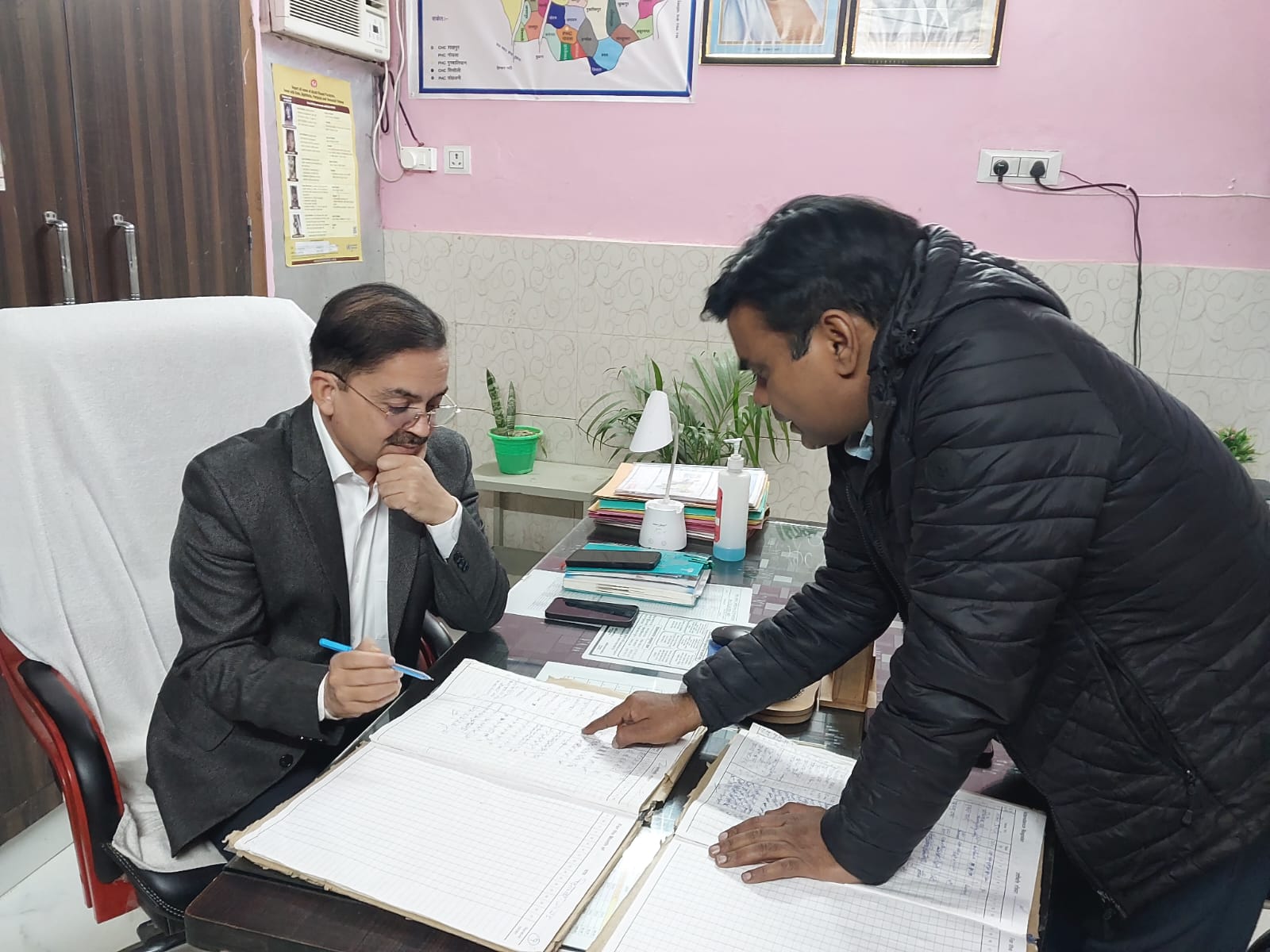 मुज़फ़्फ़रनगर: मुख्य चिकित्सा अधिकारी डॉ. सुनील तेवतिया ने शाहपुर और हरसौली स्वास्थ्य केंद्रों का किया औचक निरीक्षण