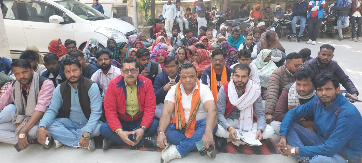 मुजफ्फरनगर लापता दलित युवती की बरामदगी की मांग पर SSP कार्यालय पर धरना, हिंदू संगठनों ने दी आंदोलन तेज करने की चेतावनी