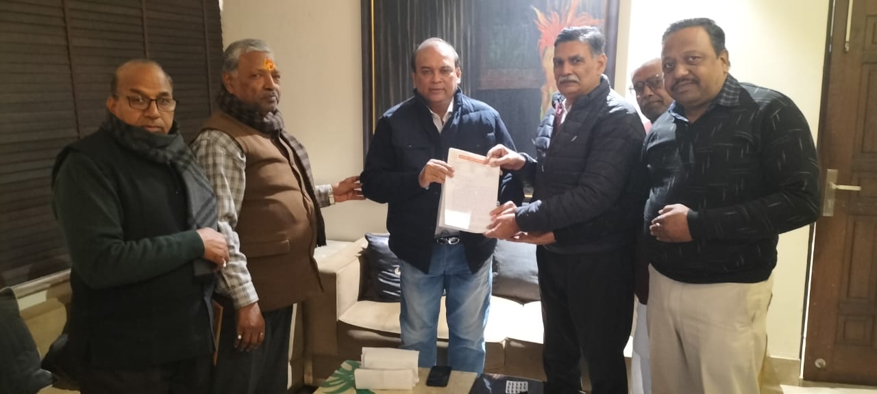 मुज़फ्फरनगर के व्यापारियों ने हाउस टैक्स बढ़ोतरी के विरोध में भाजपा नेता गौरव स्वरूप को सौंपा ज्ञापन 