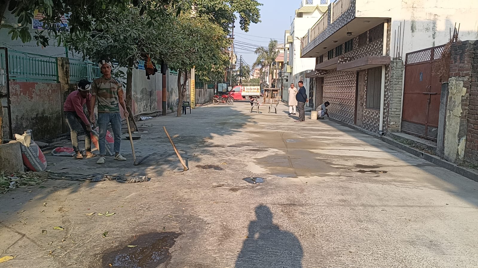 मुजफ्फरनगर में सड़क निर्माण पर सवाल, 1 साल पुरानी सड़क में गड्डे, ठेकेदार ने की लीपा-पोती