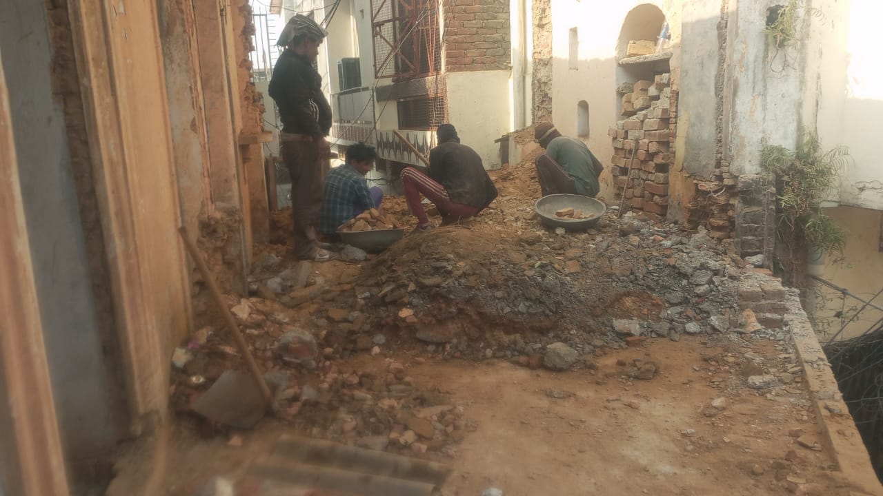 मुजफ्फरनगर: अबूपुरा के 200 साल पुराने ठाकुरद्वारा गेट पर जनता ने जताया विरोध, तोड़ने का आदेश रुका