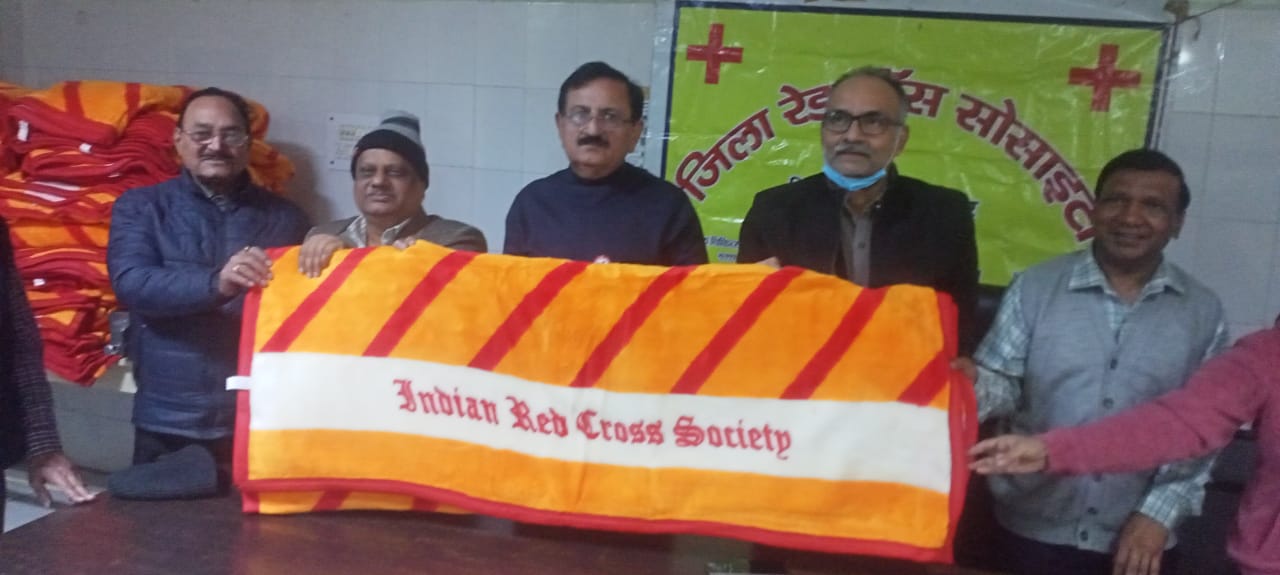 मुज़फ्फरनगर के जिला अस्पताल में रेड क्रॉस द्वारा 60 कंबलों का वितरण, तीमारदारों को मिली बड़ी राहत
