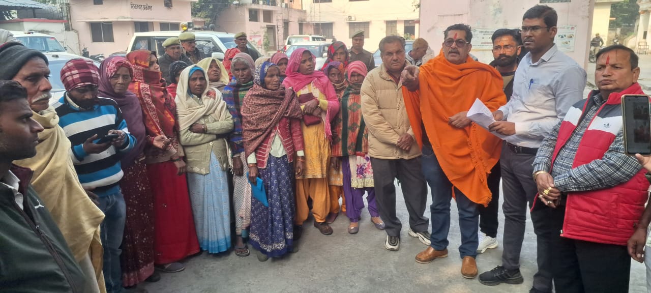 मुजफ्फरनगर में पुरबालियान के किसानों ने चकबंदी में धांधली की शिकायत सिटी मजिस्ट्रेट को सौंपी