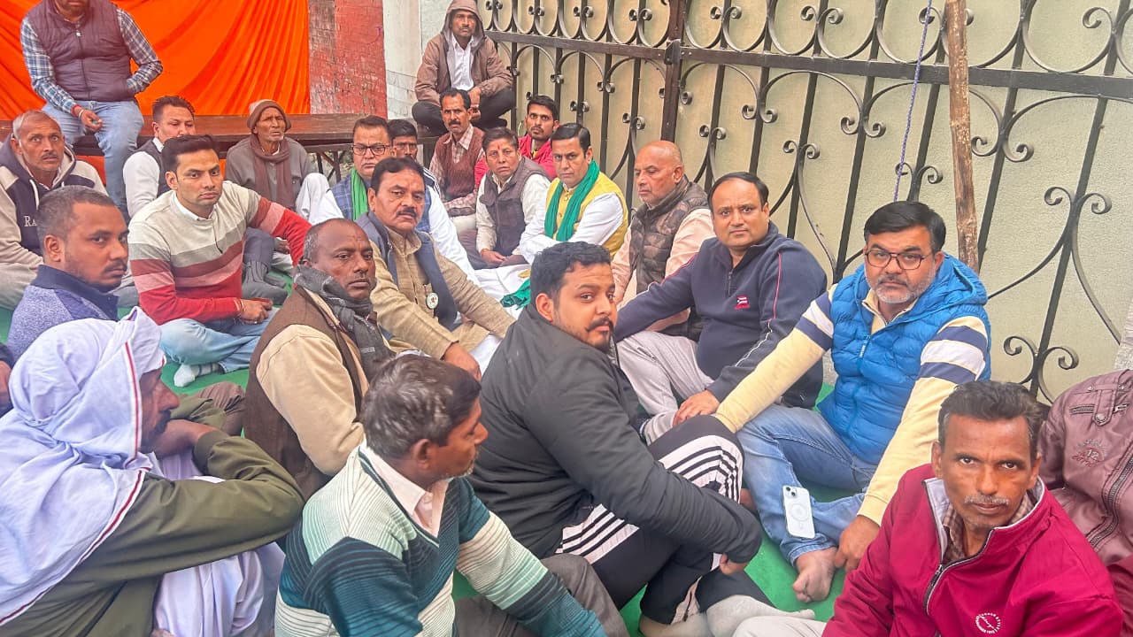 मुजफ्फरनगरः वेतन न मिलने पर उग्र हुए मजदूर, बीमार साथी को एंबुलेंस में लेकर फैक्ट्री मालिक के घर पहुंचा विरोध