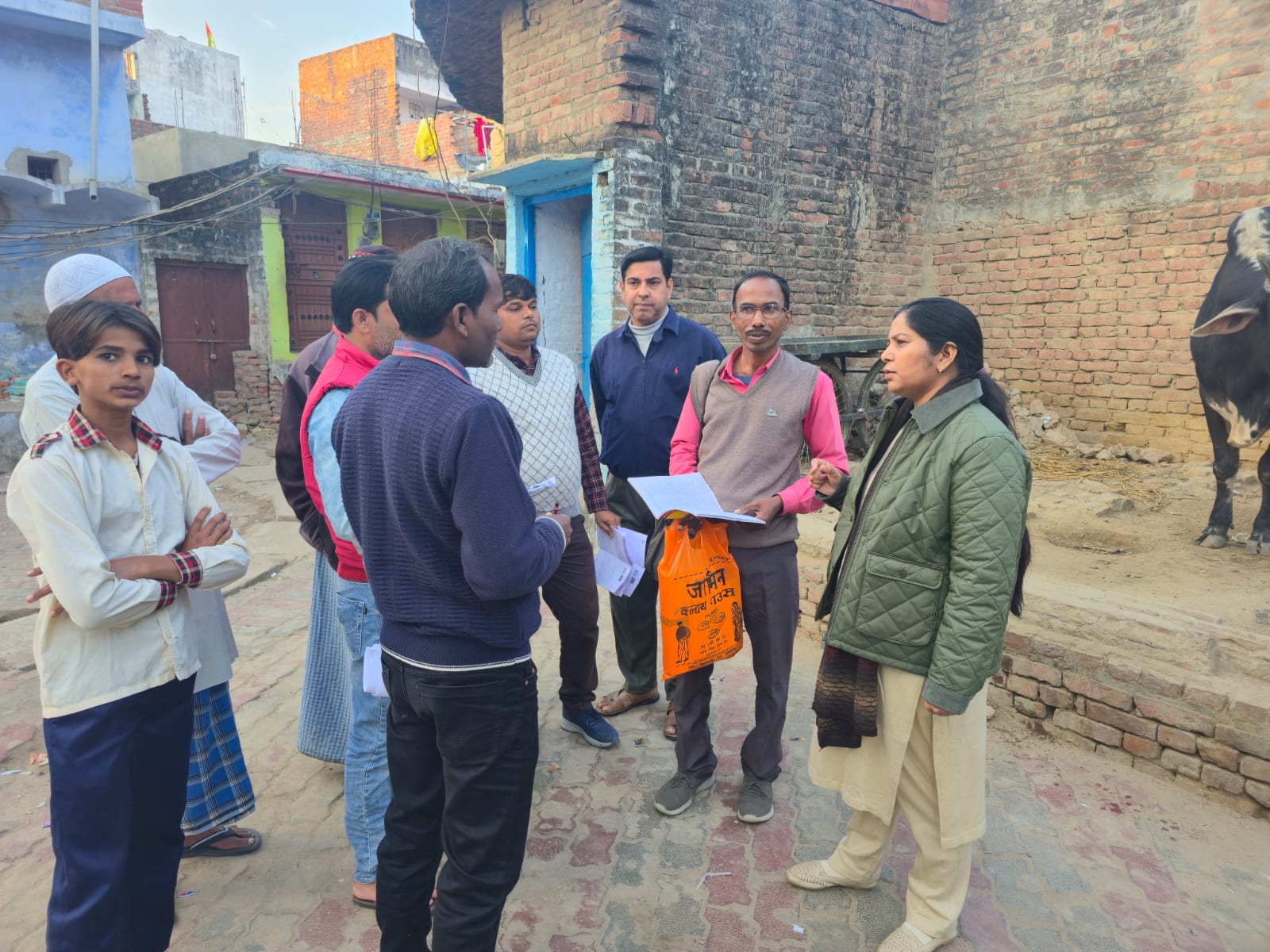 बहराइचः एसडीएम नानपारा मोनालिसा जौहरी ने बूथ निरीक्षण कर घर-घर जाकर एएसडी मतदाता सूची का सत्यापन किया