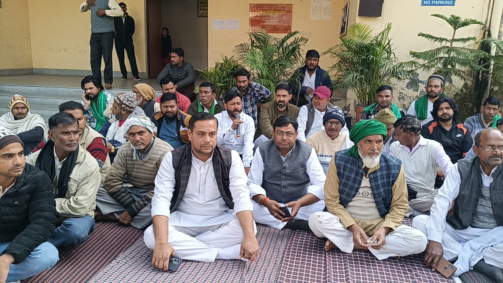 मुजफ्फरनगर में किसानों ने सदर तहसील में धरना, लेखपाल पर रिश्वत लेने का आरोप