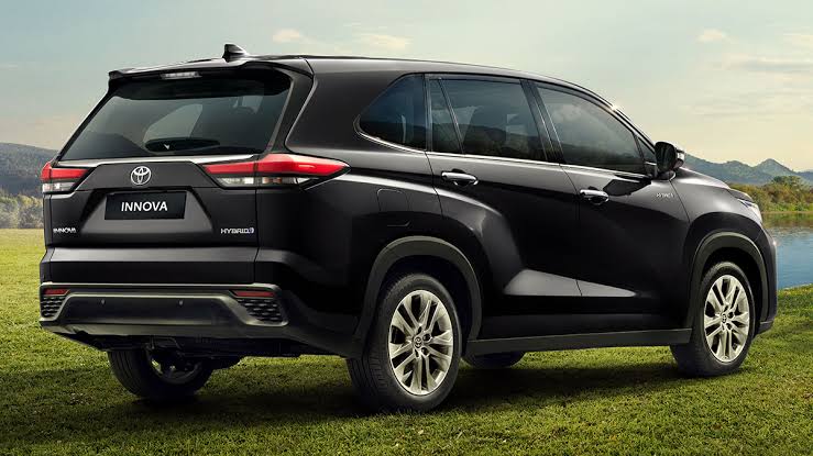 नवंबर 2025 में सबसे ज्यादा बिकने वाली 7 सीटर कारें, बड़ी फैमिली के लिए किस पर जताया भरोसा