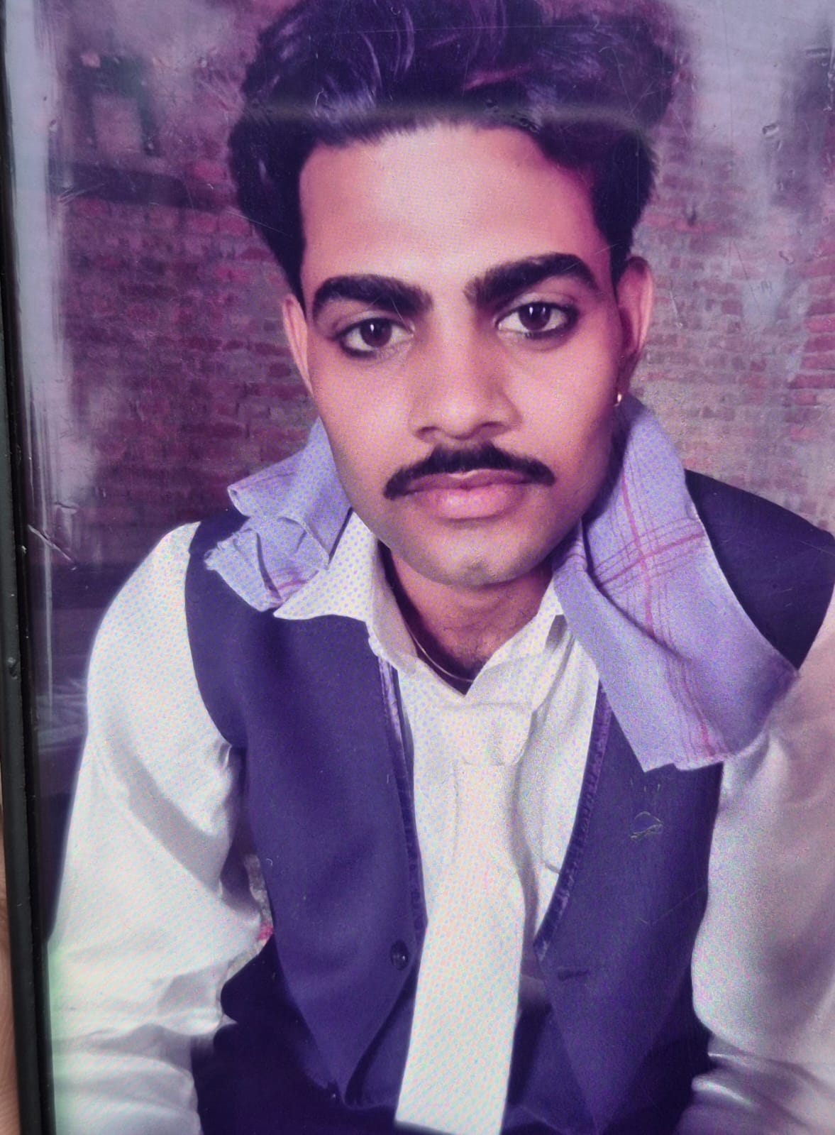 शामली: घर के आंगन में व्यक्ति का संदिग्ध हाल में शव मिलने से सनसनी