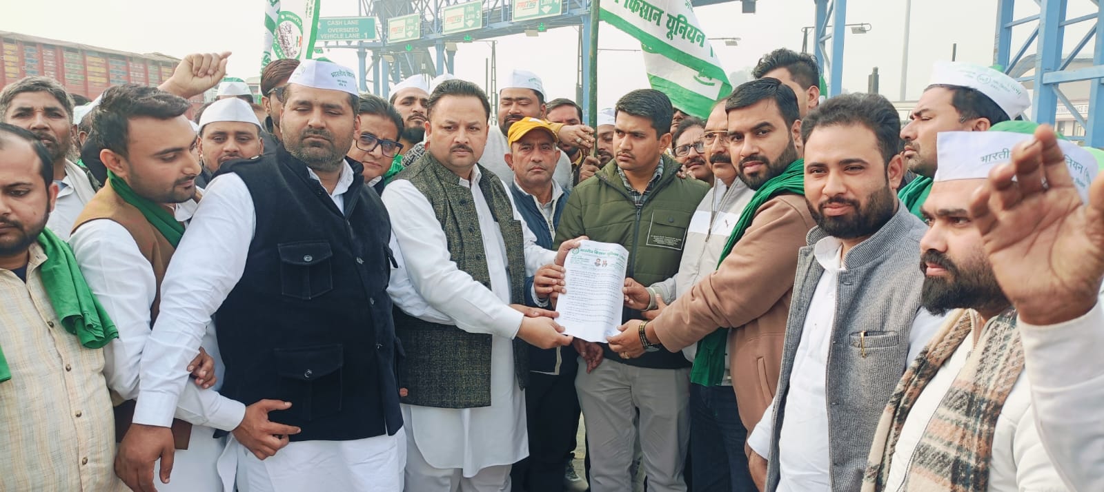 मुजफ्फरनगर में जग्गाहेड़ी टोल प्लाजा पर भाकियू तोमर का जोरदार प्रदर्शन, अभद्रता करने वाले दो टोलकर्मी बर्खास्त, सौंपा ज्ञापन 