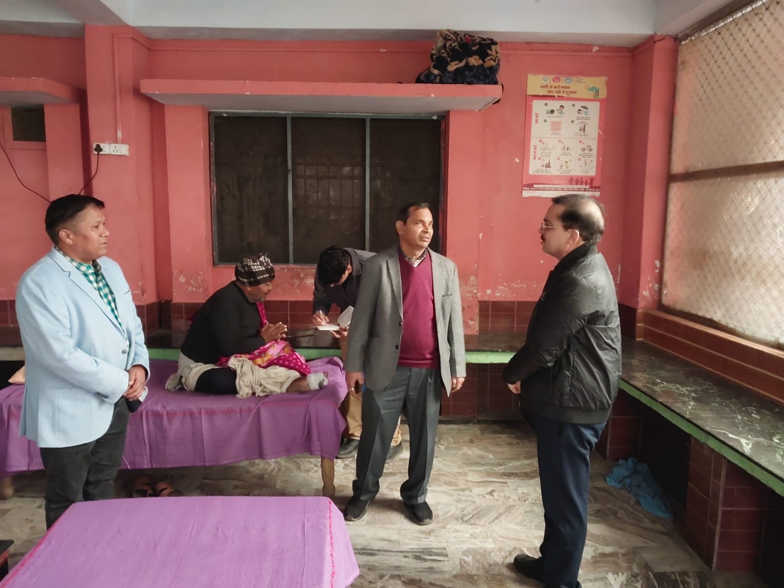 मुजफ्फरनगरः कड़ाके की ठंड के दृष्टिगत अपर निदेशक डॉ. रामानंद द्वारा रैन बसेरों, एवं इमरजेंसी का औचक निरीक्षण