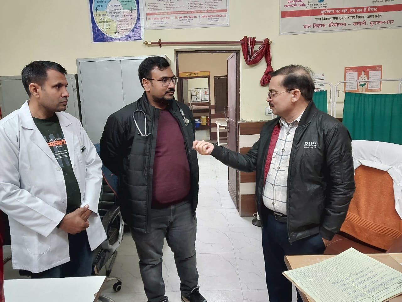 मुजफ्फरनगर में मुख्य चिकित्सा अधिकारी डॉ. सुनील तेवतिया द्वारा मुख्यमंत्री आरोग्य स्वास्थ्य मेलों का निरीक्षण