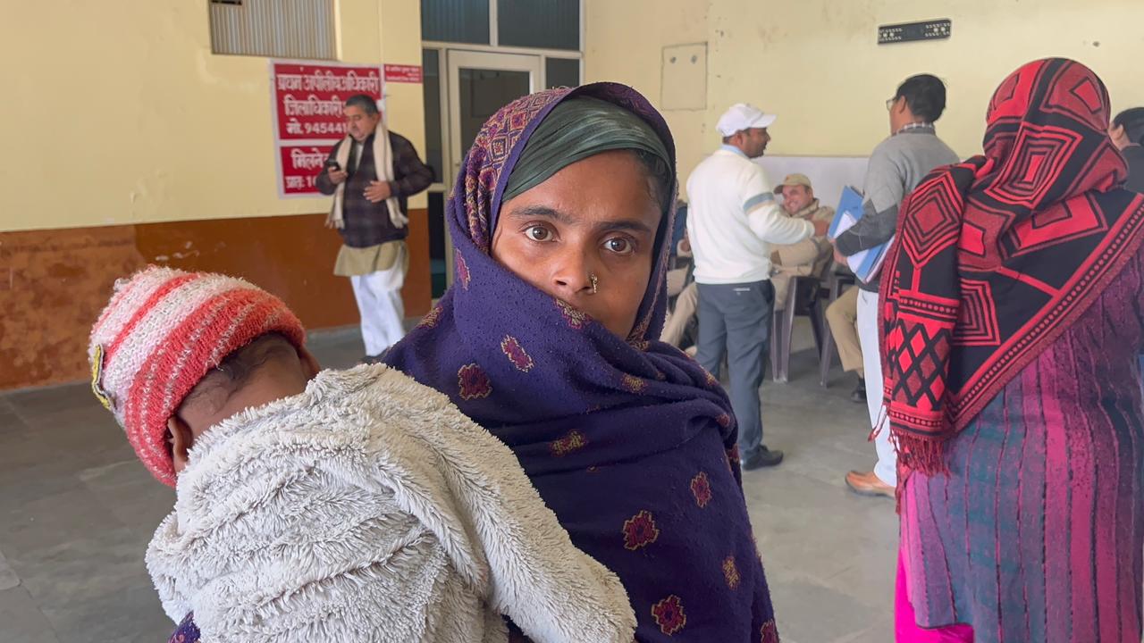 शामली में पति पर पैट्रोल से पत्नी और बच्चों को आग लगाने की कोशिश का आरोप, कलेक्ट्रेट पहुंचकर की गई शिकायत