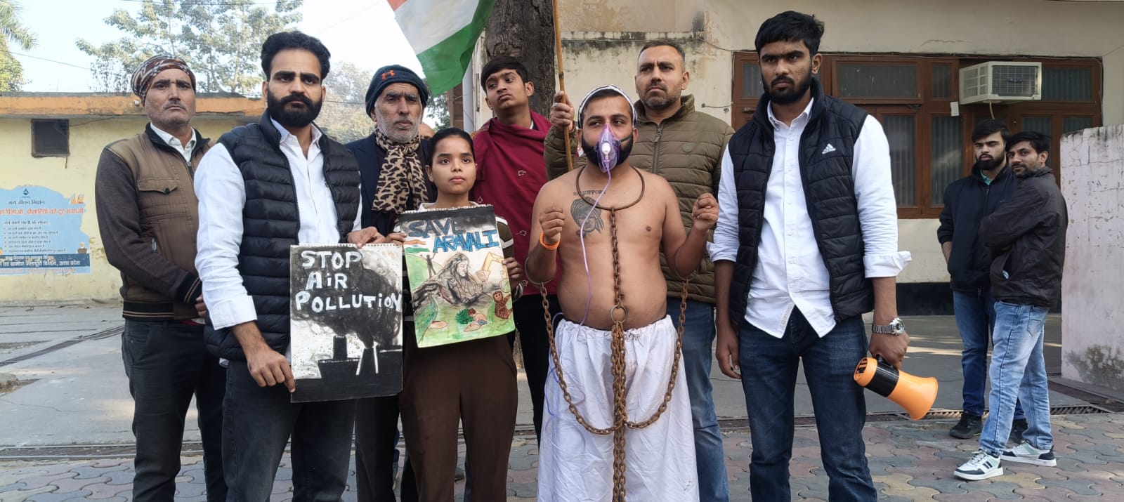 मुजफ्फरनगर: कलेक्ट्रेट में प्रदूषण के खिलाफ 'अनोखा' प्रदर्शन; जंजीरों में बंधकर और ऑक्सीजन मास्क लगाकर पहुंचा युवक