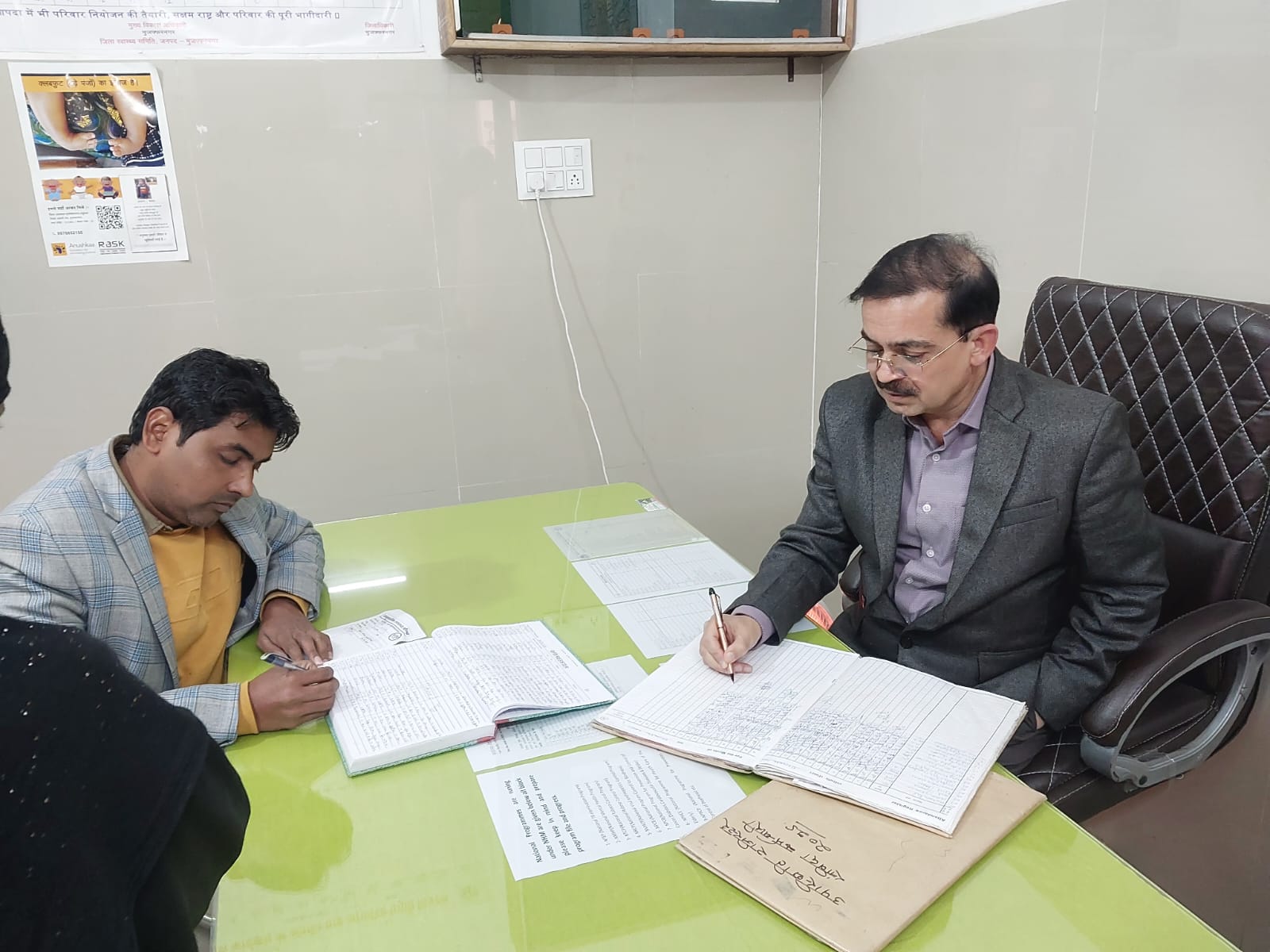 मुजफ्फरनगर में मुख्य चिकित्सा अधिकारी डॉ. सुनील तेवतिया ने सामुदायिक स्वास्थ्य केंद्र चरथावल का किया औचक निरीक्षण 