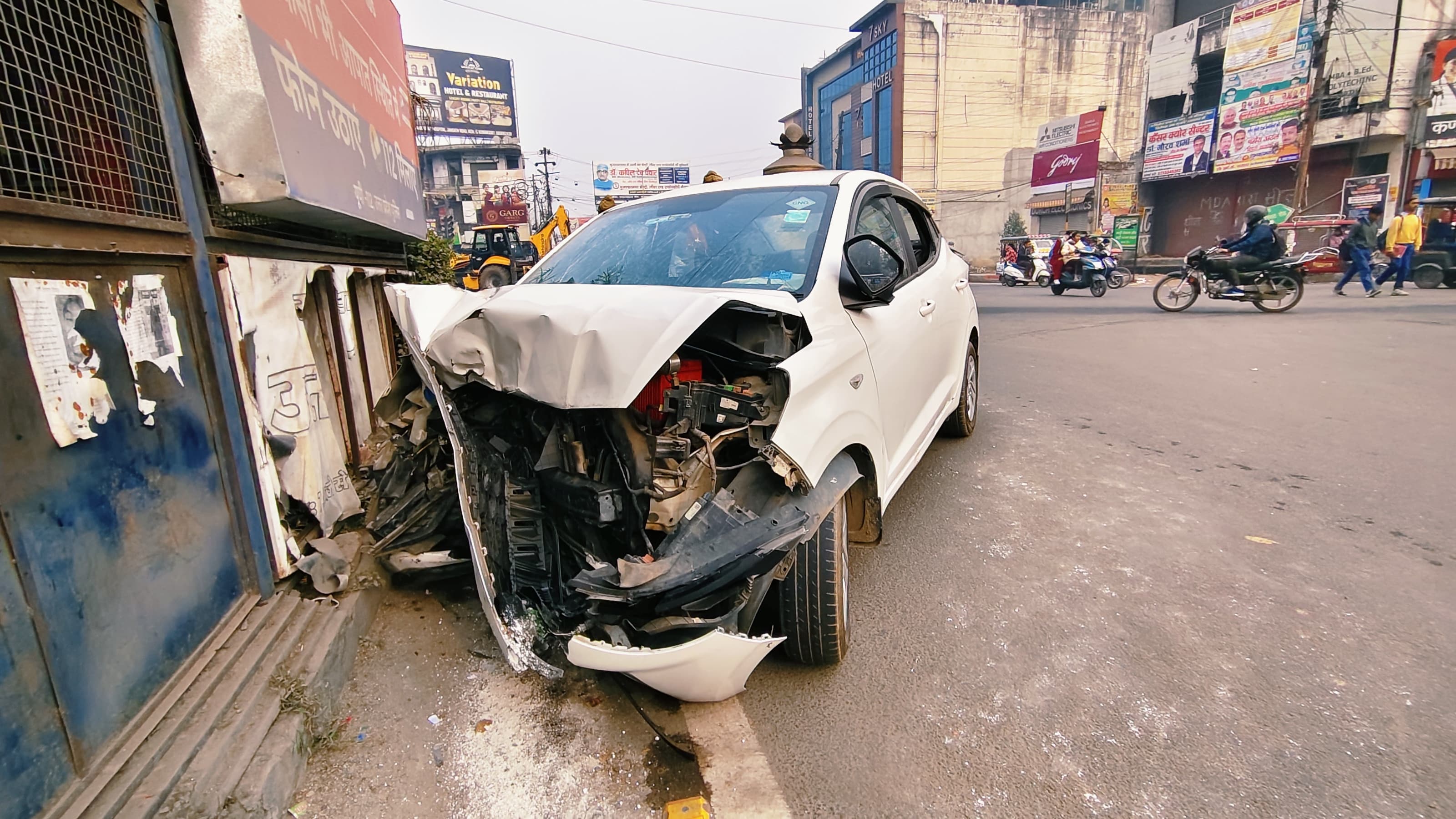 मुजफ्फरनगर में कोहरे का कहर: पुलिस बूथ में घुसी तेज रफ्तार कार, नहर में गिरी गाड़ी, बाल-बाल बचे चार लोग