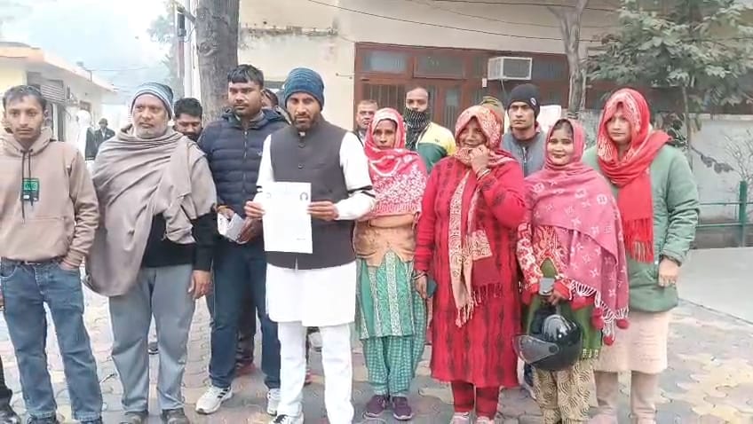 मुजफ्फरनगर में 'पैसा डबल' करने के नाम पर करोड़ों की ठगी: हरिद्वार की कंपनी फरार, पीड़ितों ने कलेक्ट्रेट पर किया प्रदर्शन